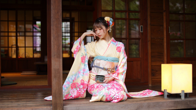 Kimono woman porch candle lantern free wallpaper for desktop - medium preview image