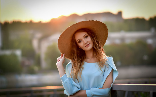 Woman hat blue shirt city free wallpaper for desktop - medium preview image