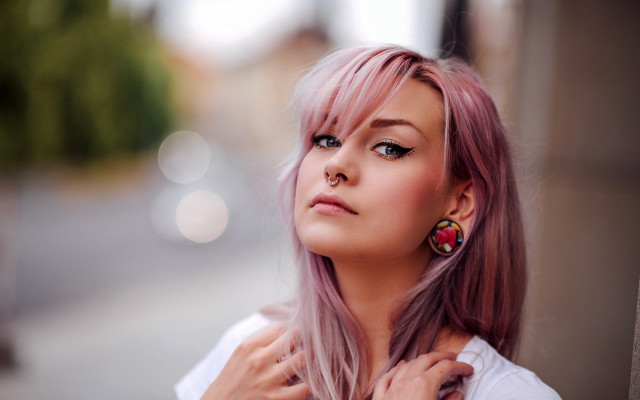Pink hair portrait city bokeh free wallpaper for desktop - medium preview image