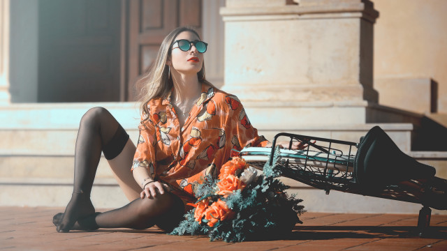 Woman bouquet sitting fashion portrait free wallpaper for desktop - medium preview image