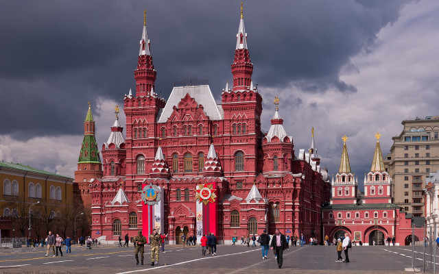 Red building clock tower cityscape free wallpaper for desktop - medium preview image