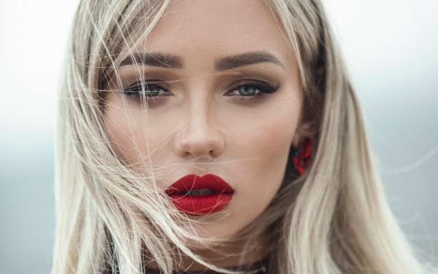 Blonde woman red lip flower free wallpaper for desktop - medium preview image