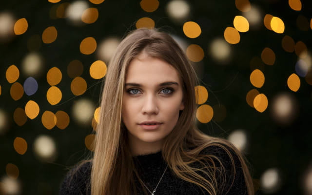 Woman blueeyes christmas tree portrait free wallpaper for desktop - medium preview image