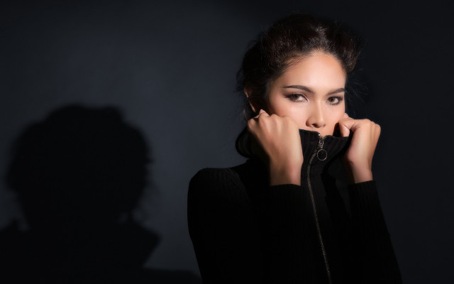 Woman shadow portrait fashion araceli free wallpaper for desktop - medium preview image