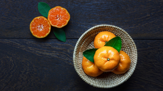 Basket orange leaves slices table free wallpaper for desktop - medium preview image