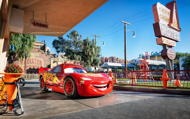 Red car gas station restaurant free wallpaper for desktop - medium preview image