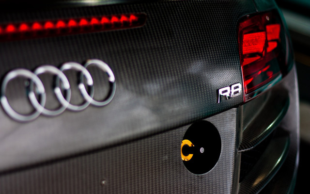 Car emblem tiltshift depthoffield fence free wallpaper for desktop - medium preview image