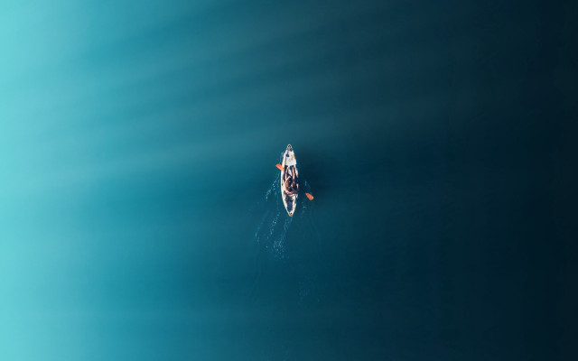 Ocean paddleboat minimalism tranquil microscopic free wallpaper for desktop - medium preview image
