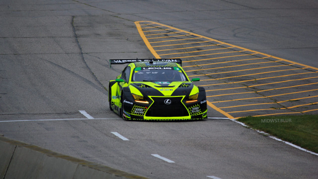 Car race track yellow line free wallpaper for desktop - medium preview image