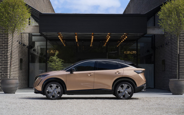 Beige car building sky city free wallpaper for desktop - medium preview image