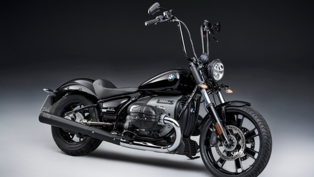 Black motorcycle dark room gradient free wallpaper for desktop - medium preview image