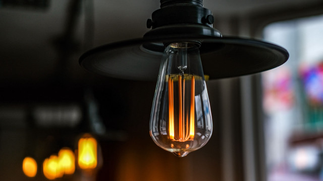 Light bulb ceiling fixture restaurant free wallpaper for desktop - medium preview image