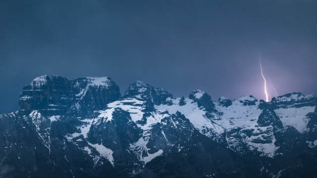 Lightning mountain range dark sky free wallpaper for desktop - medium preview image