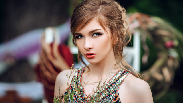 Blonde woman flower wreath fashion free wallpaper for desktop - medium preview image