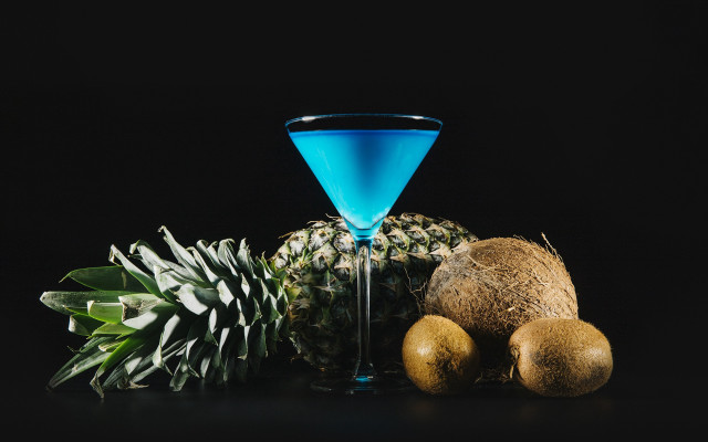 Blue cocktail pineapple kiwis black free wallpaper for desktop - medium preview image