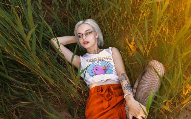 White hair glasses woman grass free wallpaper for desktop - medium preview image