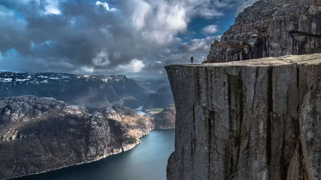 Cliff overlook lake mountains cloudy free wallpaper for desktop - medium preview image