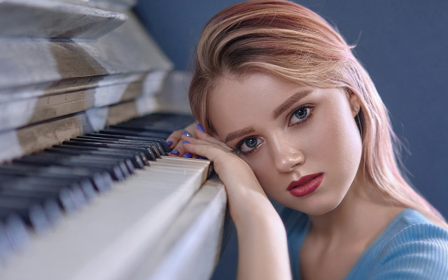 Woman piano serious portrait blonde free wallpaper for desktop - medium preview image