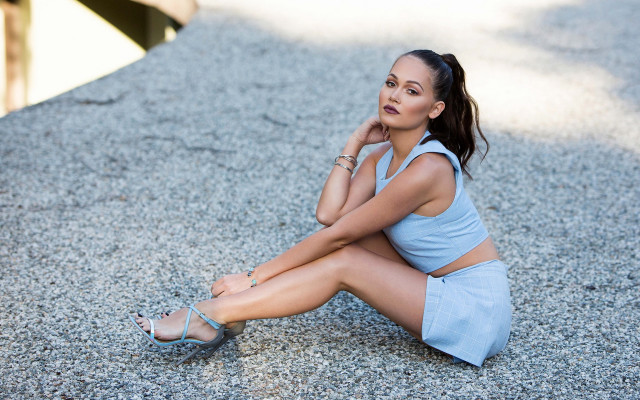 Woman sitting crossed leg fashion free wallpaper for desktop - medium preview image