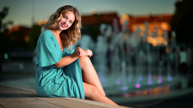 Woman sitting fountain city smile free wallpaper for desktop - medium preview image