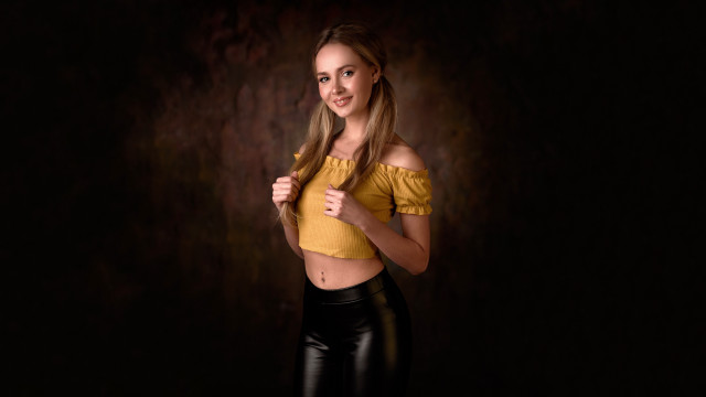 Yellow top claire dalby portrait free wallpaper for desktop - medium preview image