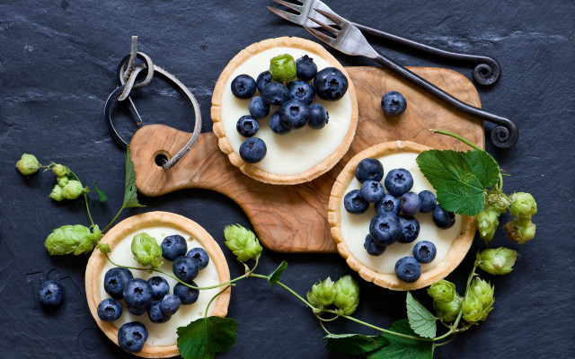 Blueberry grapes pie food photography free wallpaper for desktop - medium preview image