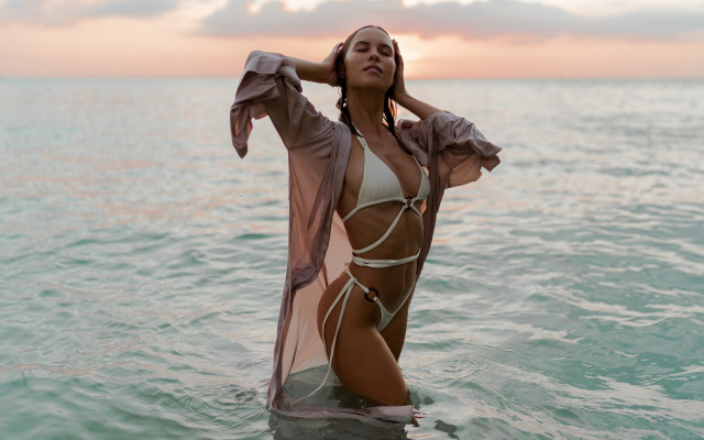 Woman bikini water arabesque fashion free wallpaper for desktop - medium preview image