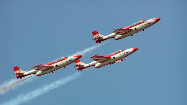Red white airplanes smoke sky free wallpaper for desktop - medium preview image