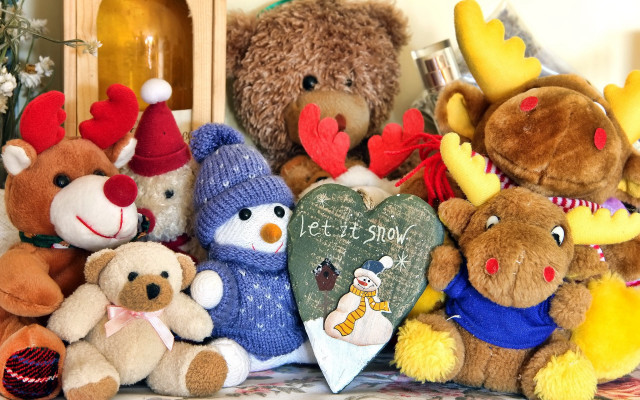 Stuffed animals table heart sign free wallpaper for desktop - medium preview image