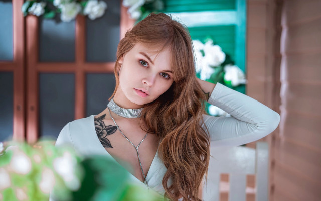 Woman choker necklace blonde portrait free wallpaper for desktop - medium preview image