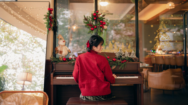 Woman piano christmas wreath tree free wallpaper for desktop - medium preview image