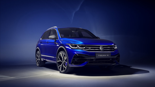 Blue volkswagen suv dark room free wallpaper for desktop - medium preview image