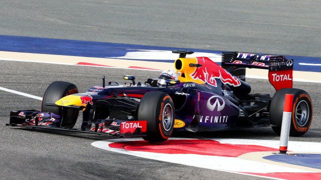 Red bull racing car track free wallpaper for desktop - medium preview image