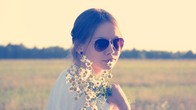 Woman sunglasses flower necklace beach free wallpaper for desktop - medium preview image
