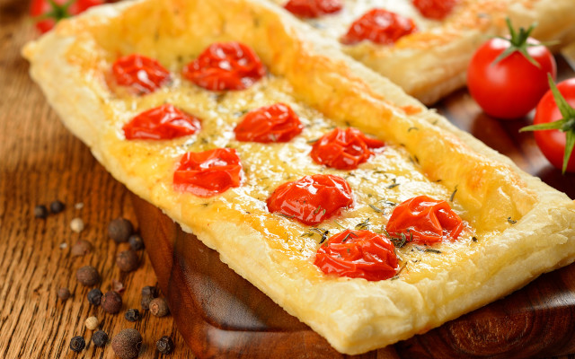 Pizza tomatoes food photography blurry free wallpaper for desktop - medium preview image