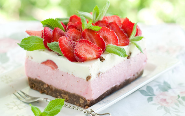 Cake strawberries plate fork spoon free wallpaper for desktop - medium preview image