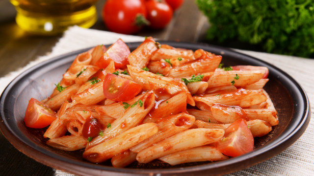 Pasta tomatoes oliveoil knife blurry free wallpaper for desktop - medium preview image