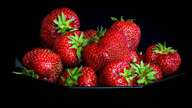Strawberries black bowl table top free wallpaper for desktop - medium preview image