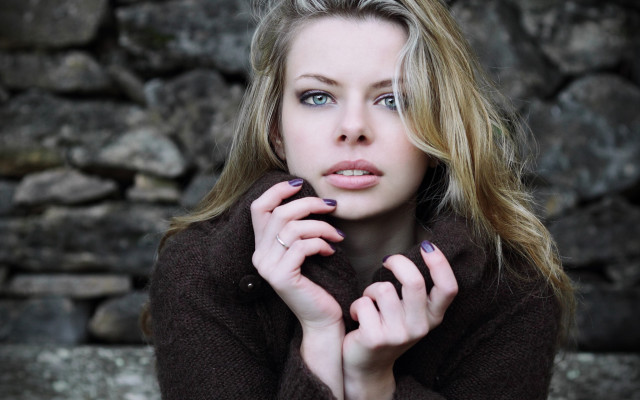 Esztter mattioni portrait blurry nails free wallpaper for desktop - medium preview image