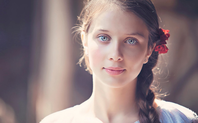 Young girl flower hair portrait free wallpaper for desktop - medium preview image