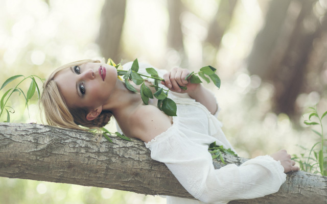 Young girl tree branch posing free wallpaper for desktop - medium preview image