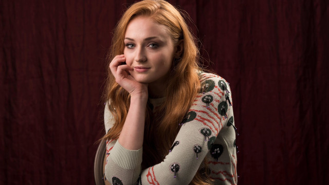 Red hair portrait blood freckles free wallpaper for desktop - medium preview image