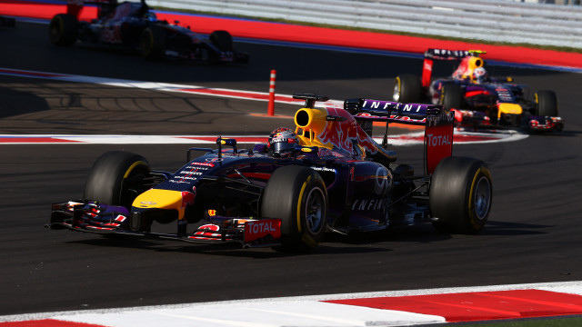 Red bull racing car race #3 free wallpaper for desktop - medium preview image