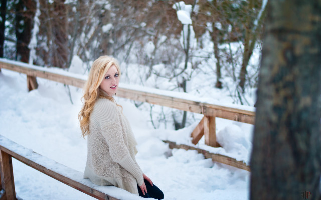 Woman sitting snow park blonde free wallpaper for desktop - medium preview image