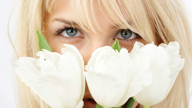 Woman blue eyes white flowers free wallpaper for desktop - medium preview image