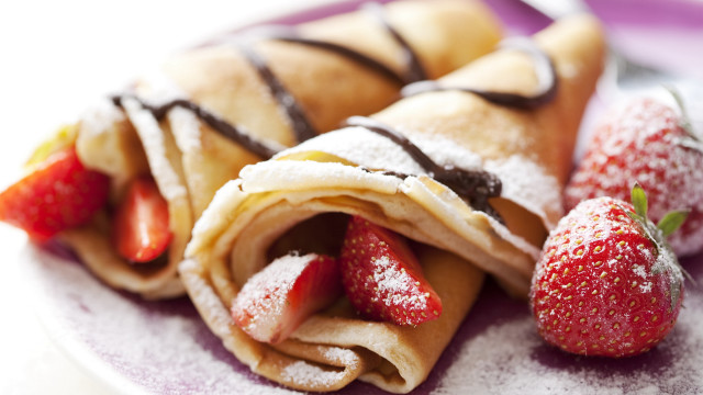 Crepe strawberries plate food photography free wallpaper for desktop - medium preview image