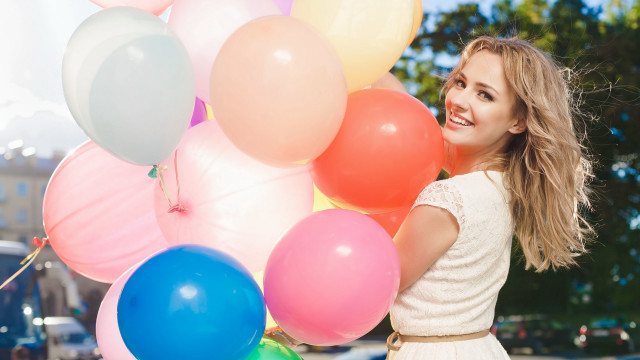 Woman balloons smiling beachball blonde free wallpaper for desktop - medium preview image
