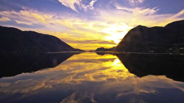 Lake mountains sunset clouds reflections free wallpaper for desktop - medium preview image