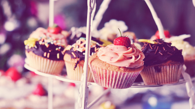 Cupcakes strawberry chocolate bokeh food free wallpaper for desktop - medium preview image