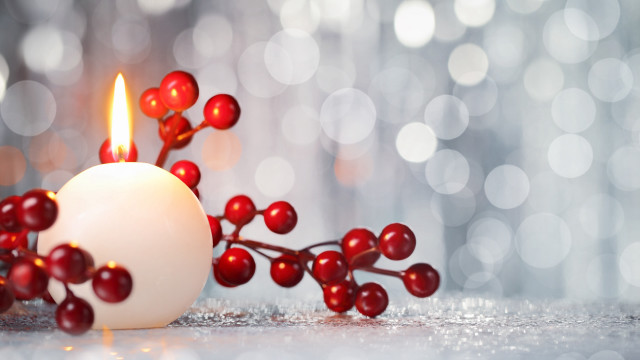 Candle red berry white holder free wallpaper for desktop - medium preview image